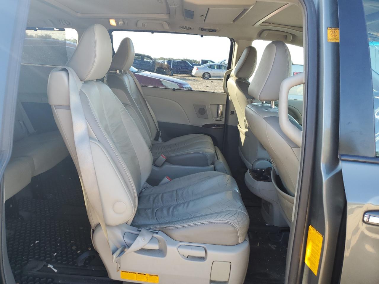 2011 TOYOTA SIENNA