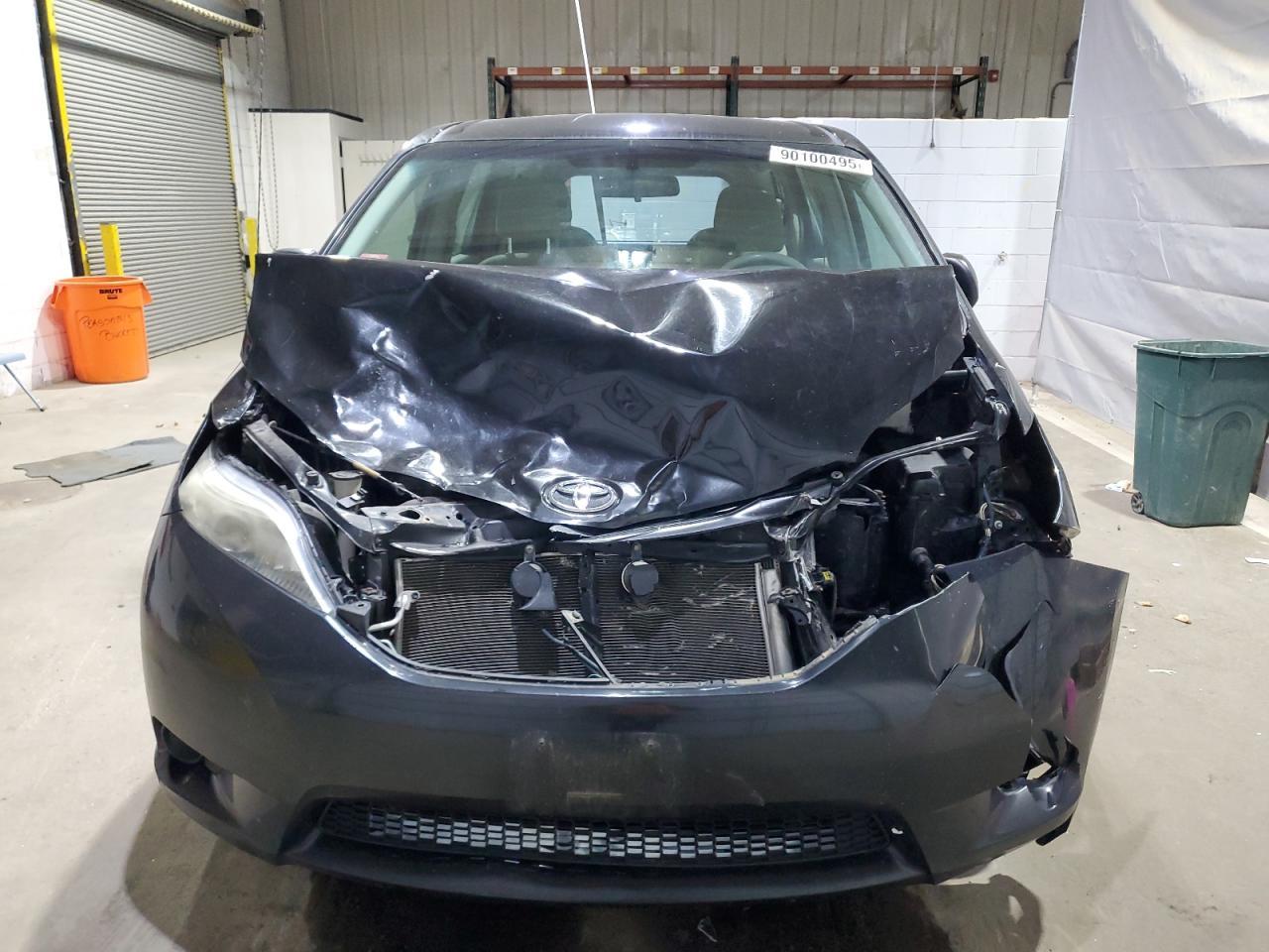 2011 TOYOTA SIENNA