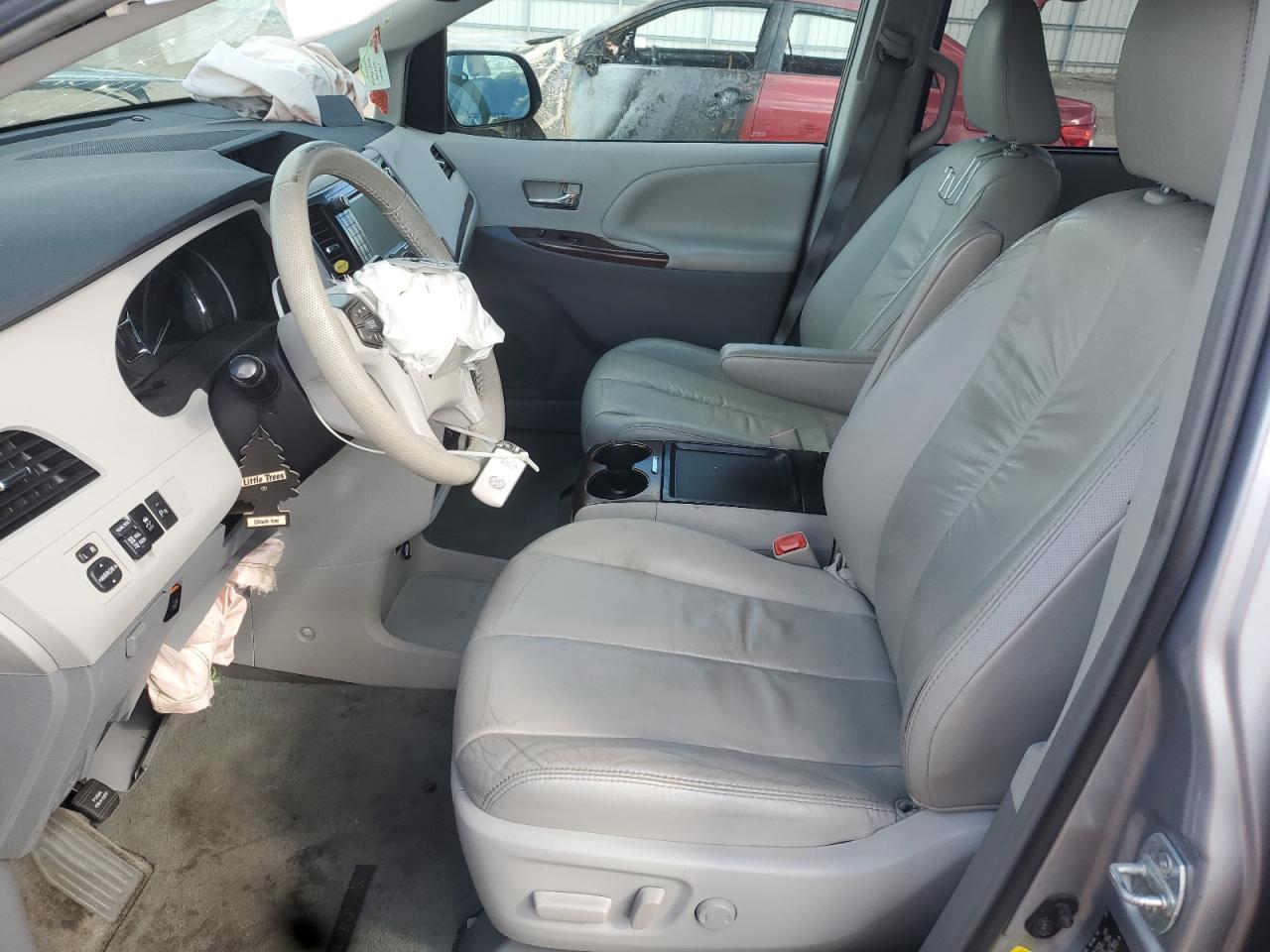 2011 TOYOTA SIENNA