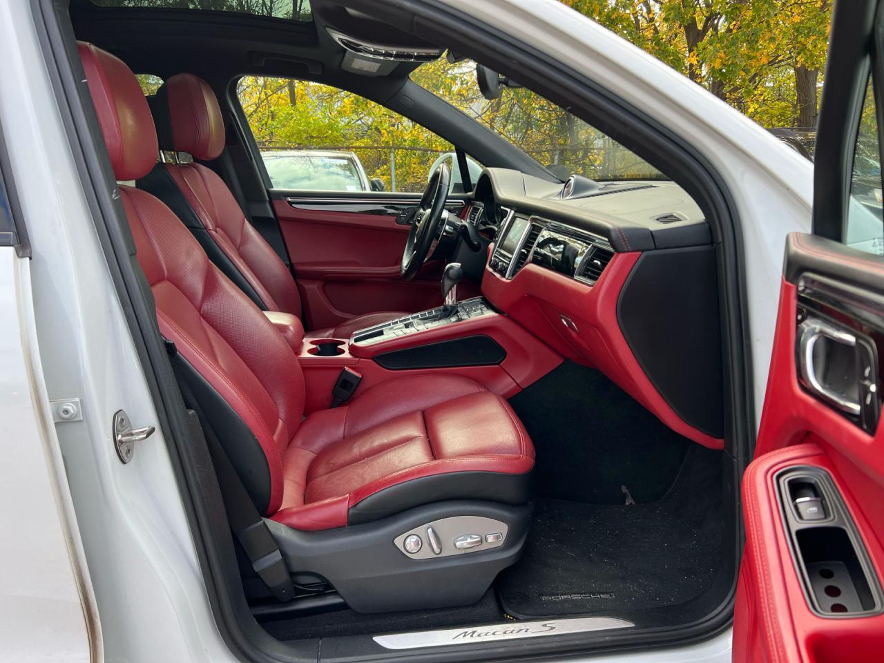 2016 PORSCHE Macan