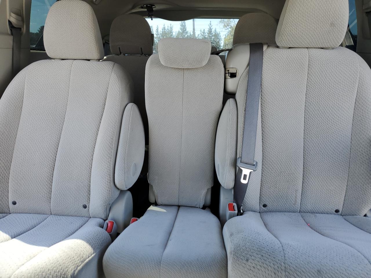 2011 TOYOTA SIENNA