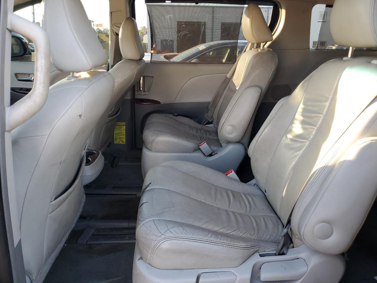 2014 TOYOTA SIENNA