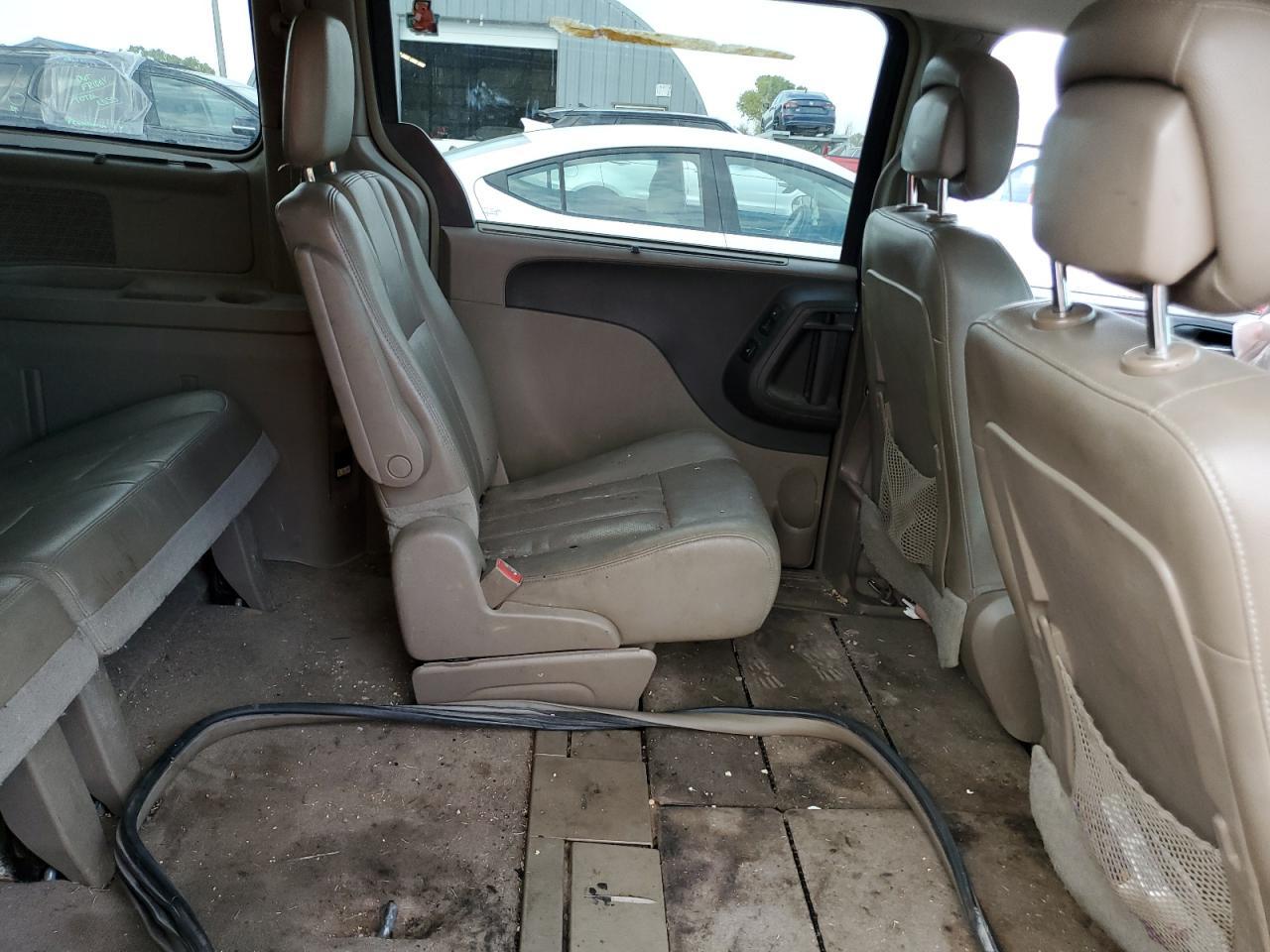 2012 CHRYSLER Town & Country