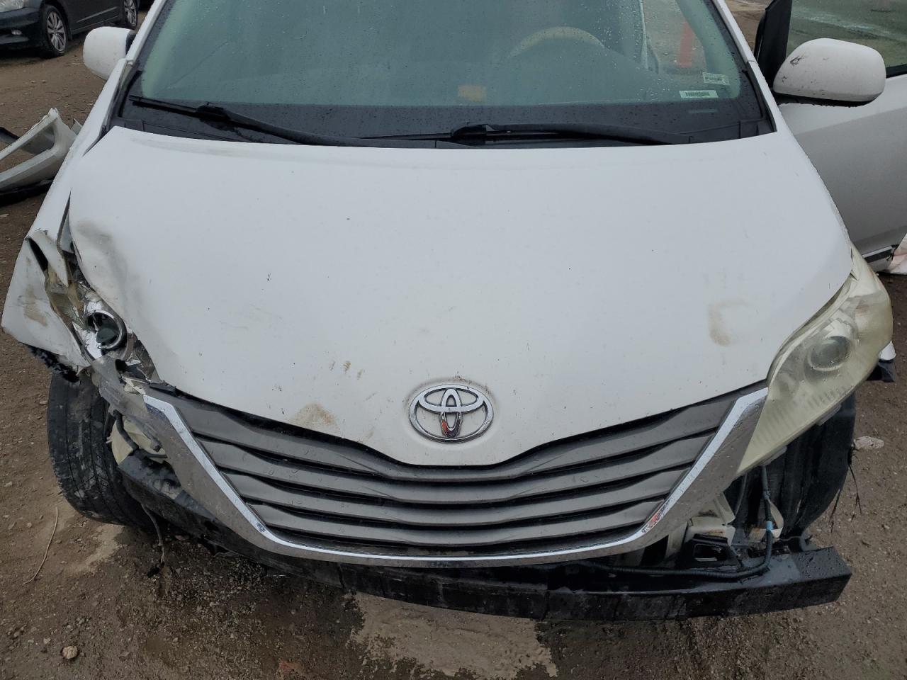 2012 TOYOTA SIENNA