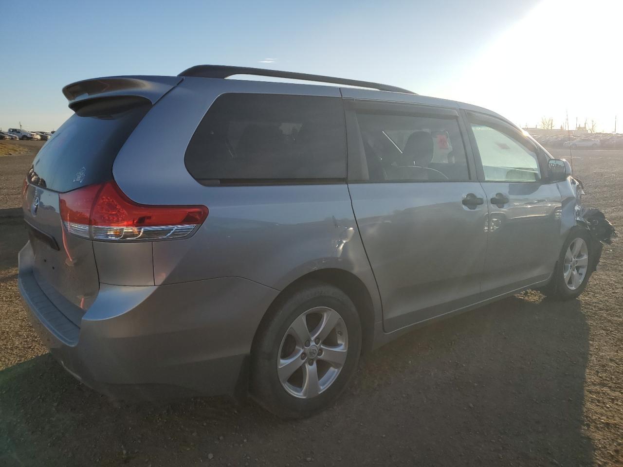 2011 TOYOTA SIENNA