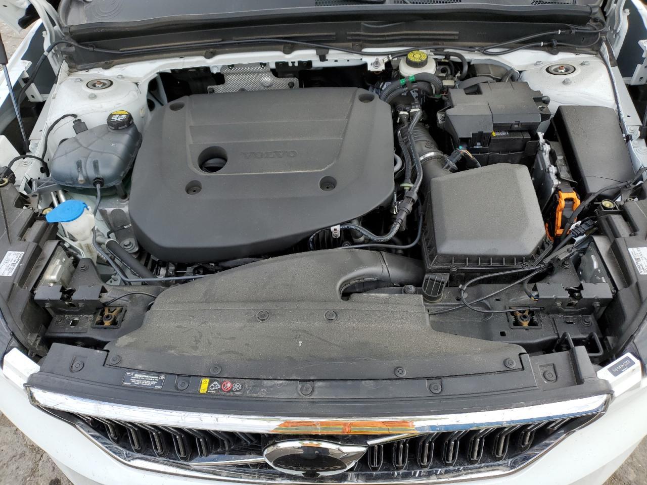 2024 VOLVO XC40