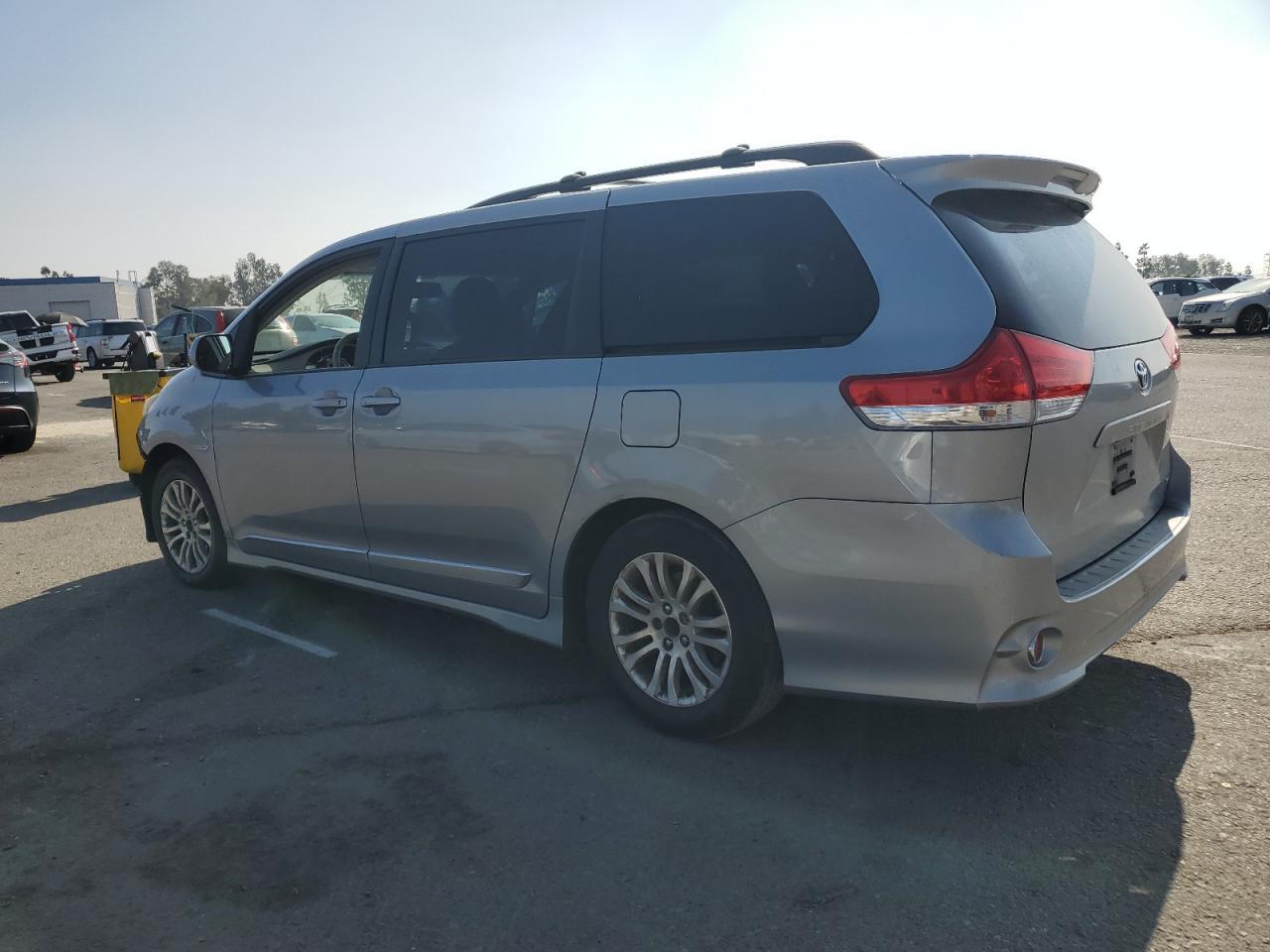 2012 TOYOTA SIENNA