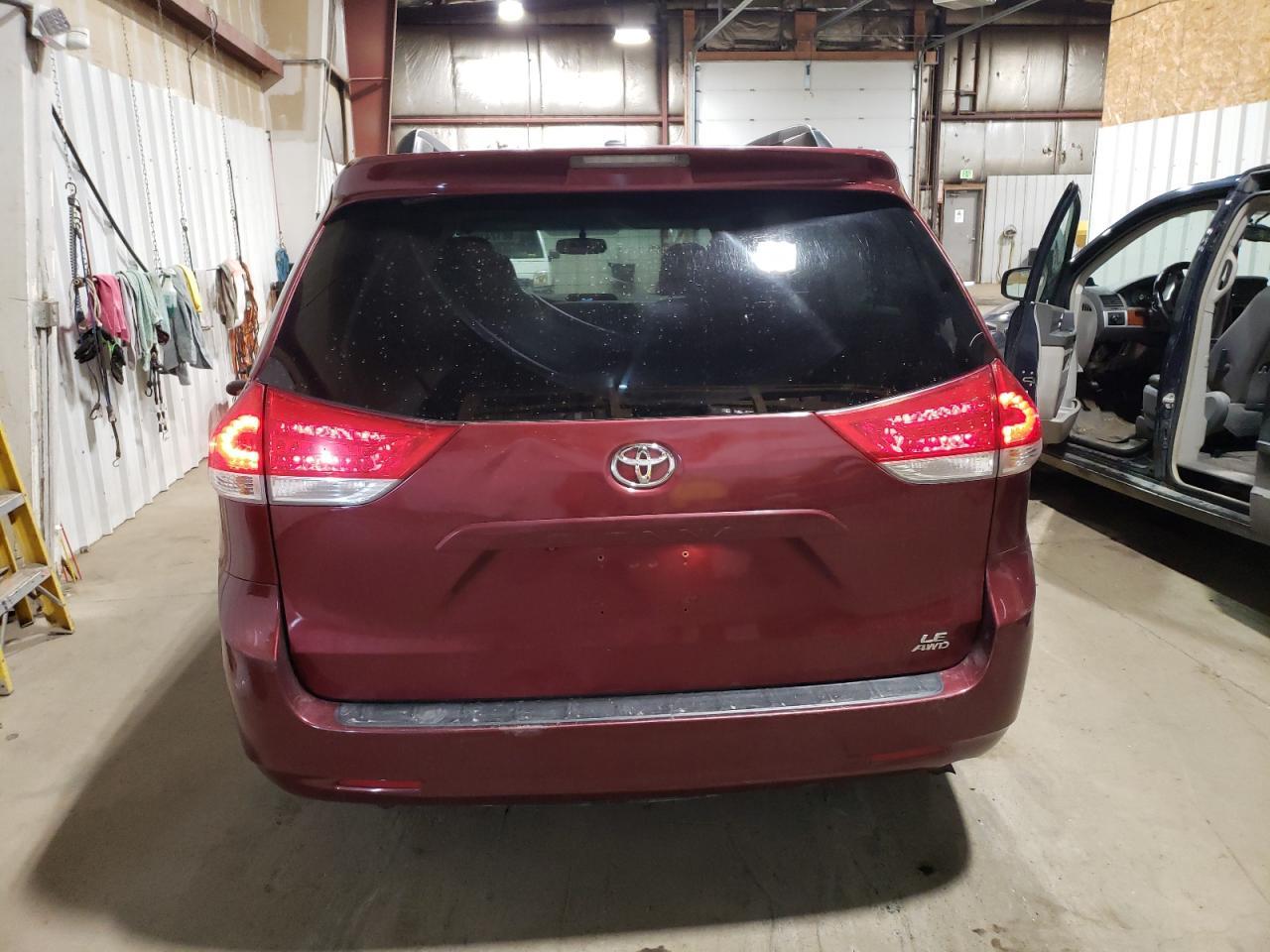 2011 TOYOTA SIENNA