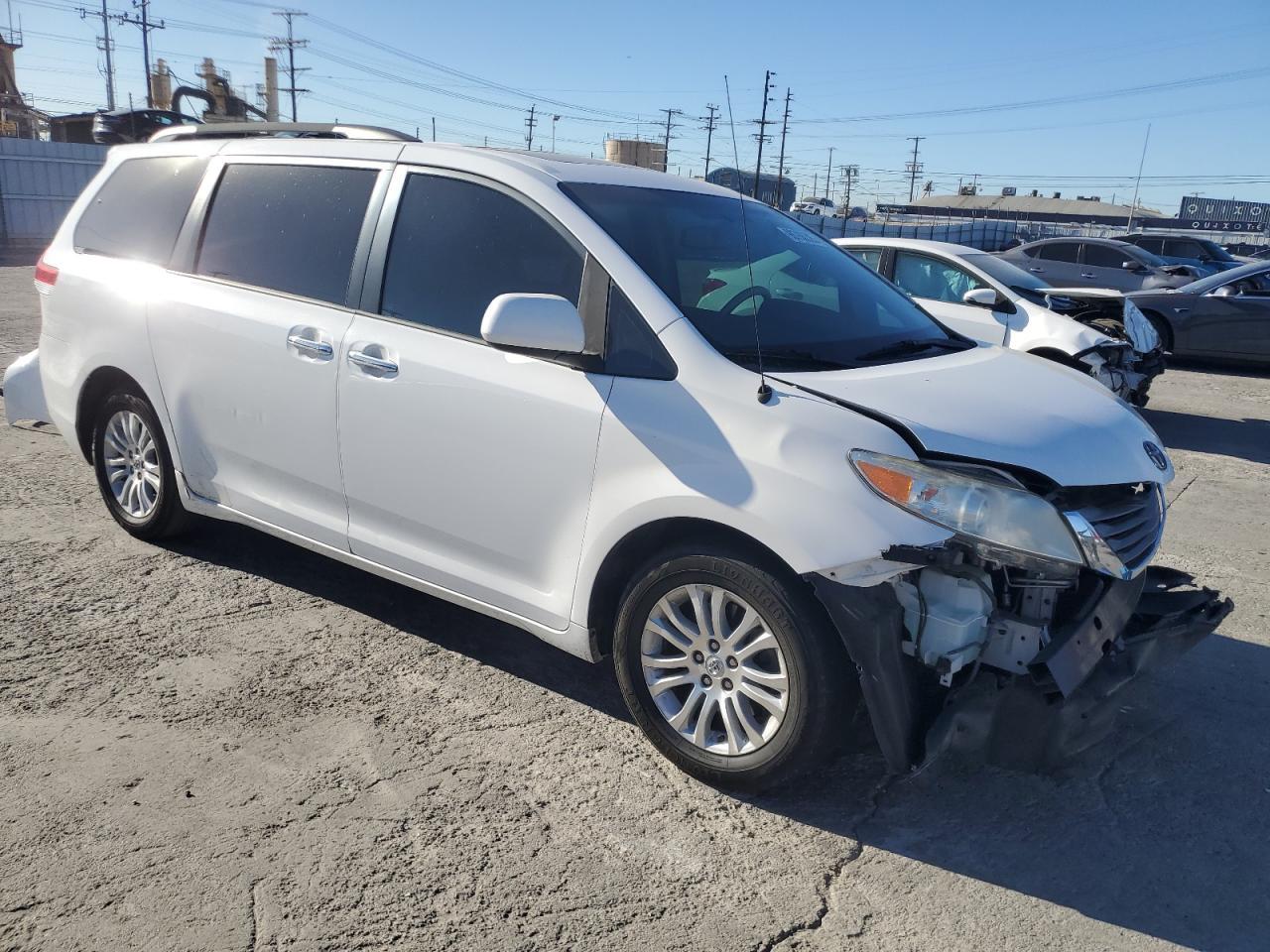 2014 TOYOTA SIENNA