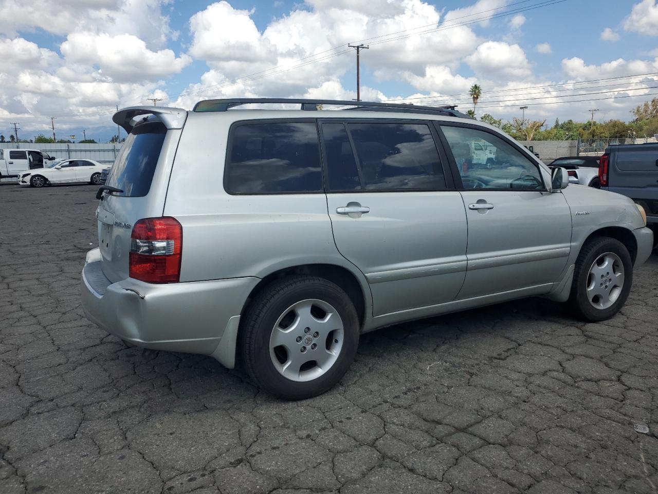 2004 TOYOTA HIGHLANDER