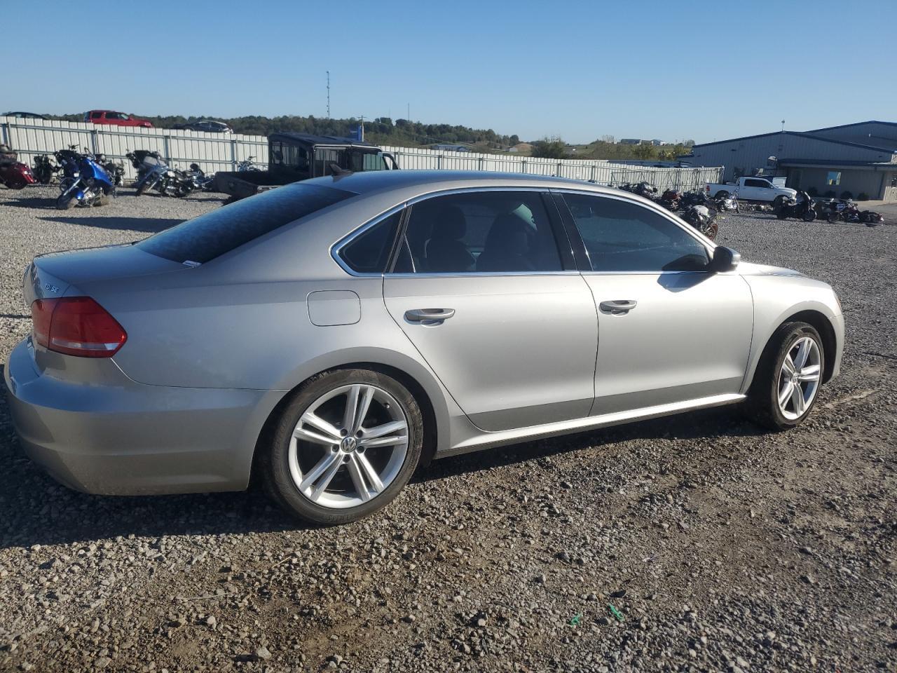 2014 VOLKSWAGEN Passat