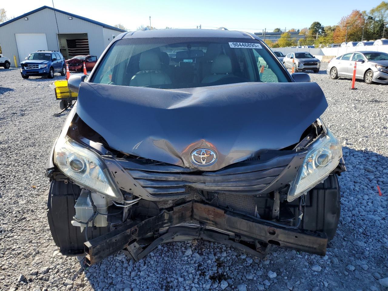 2011 TOYOTA SIENNA