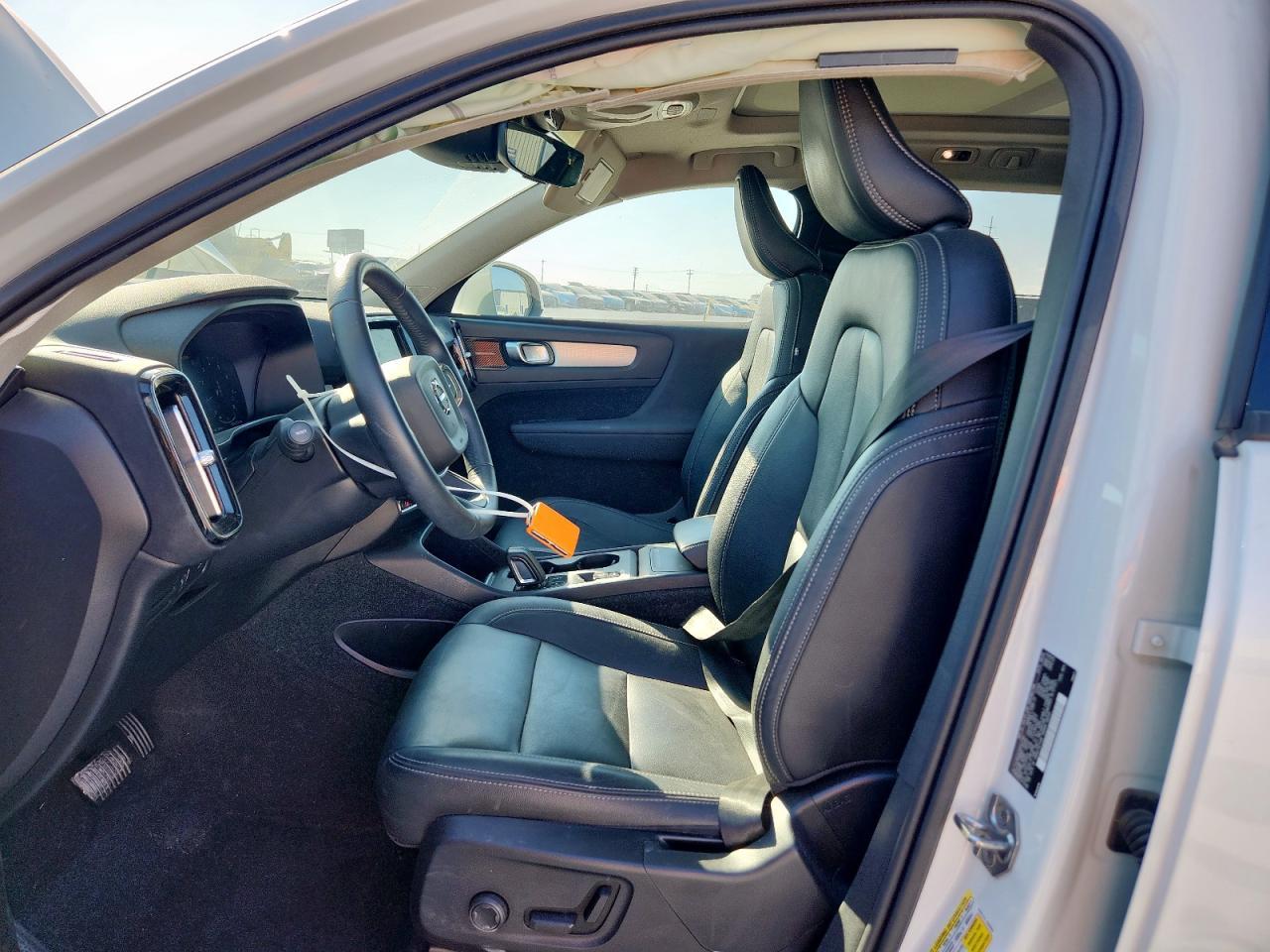 2021 VOLVO XC40