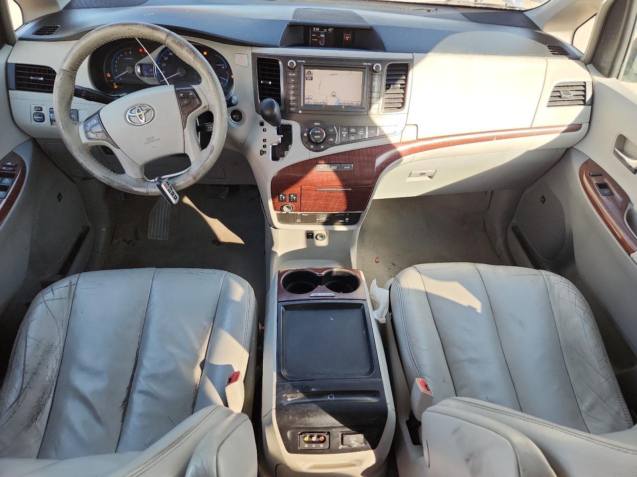 2011 TOYOTA SIENNA