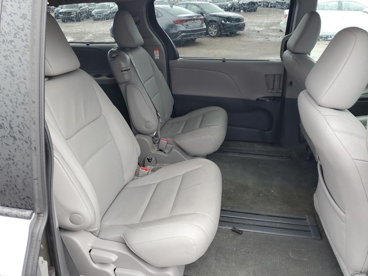 2016 TOYOTA SIENNA
