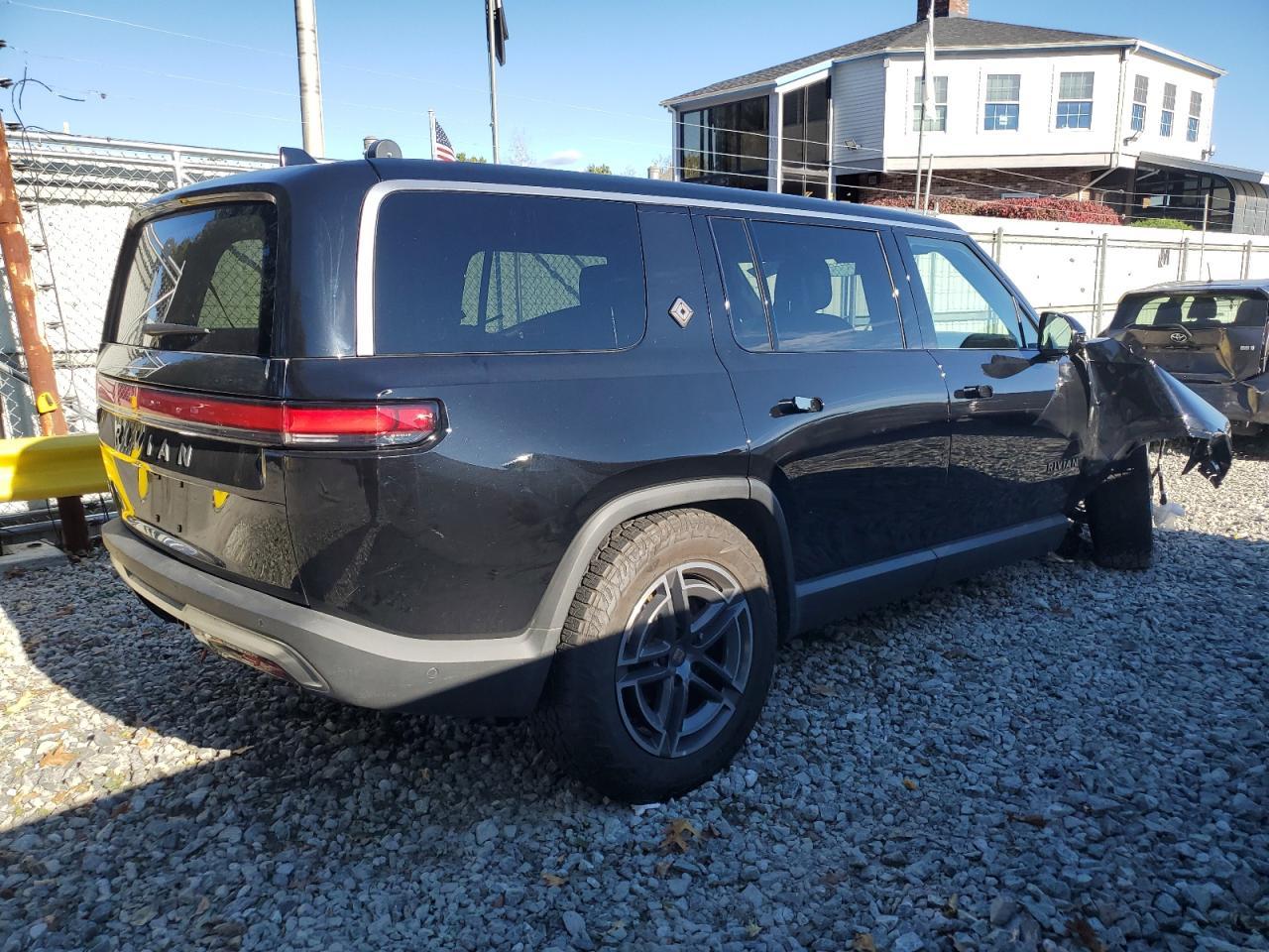 2025 RIVIAN R1s