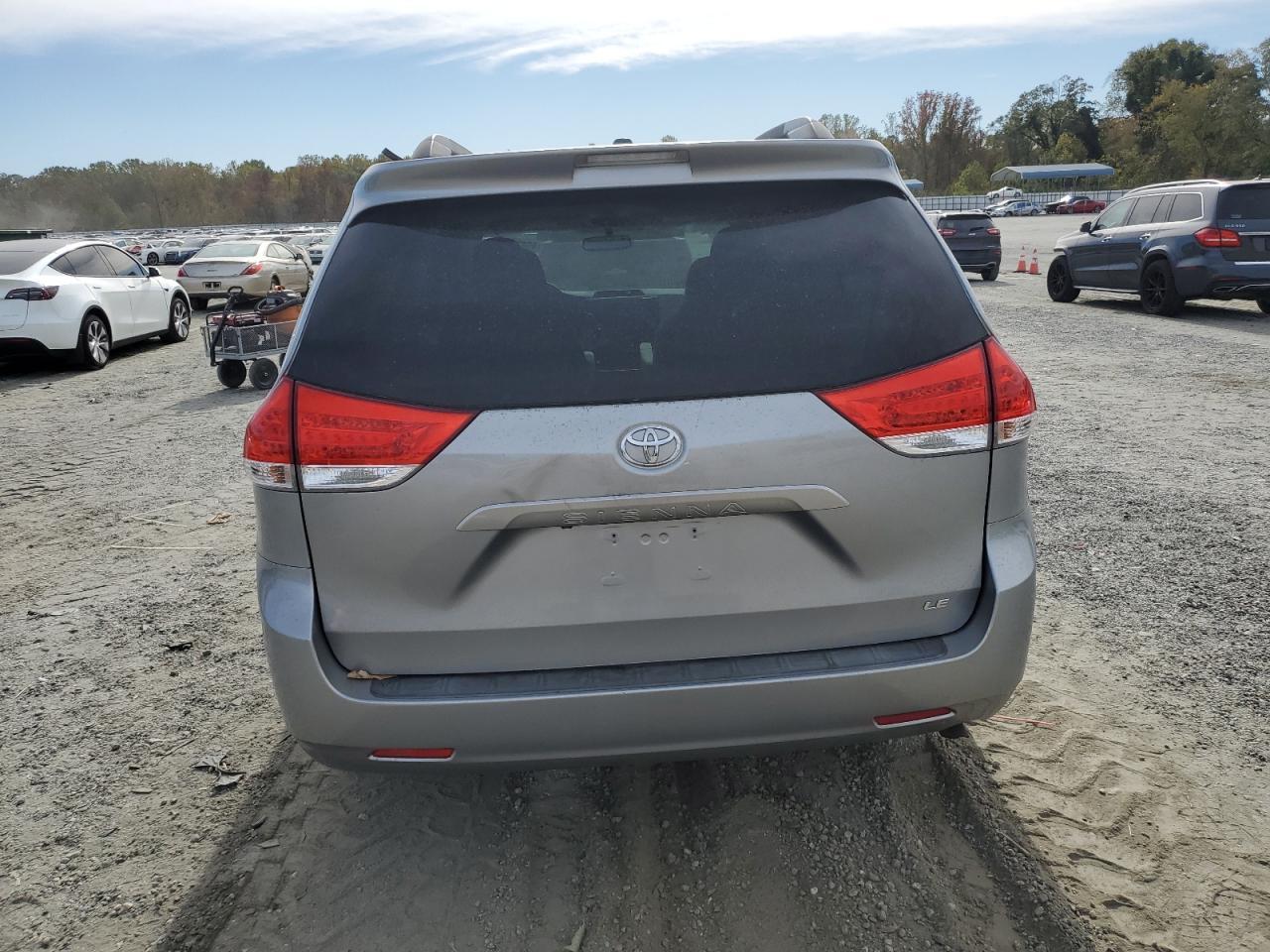 2011 TOYOTA SIENNA