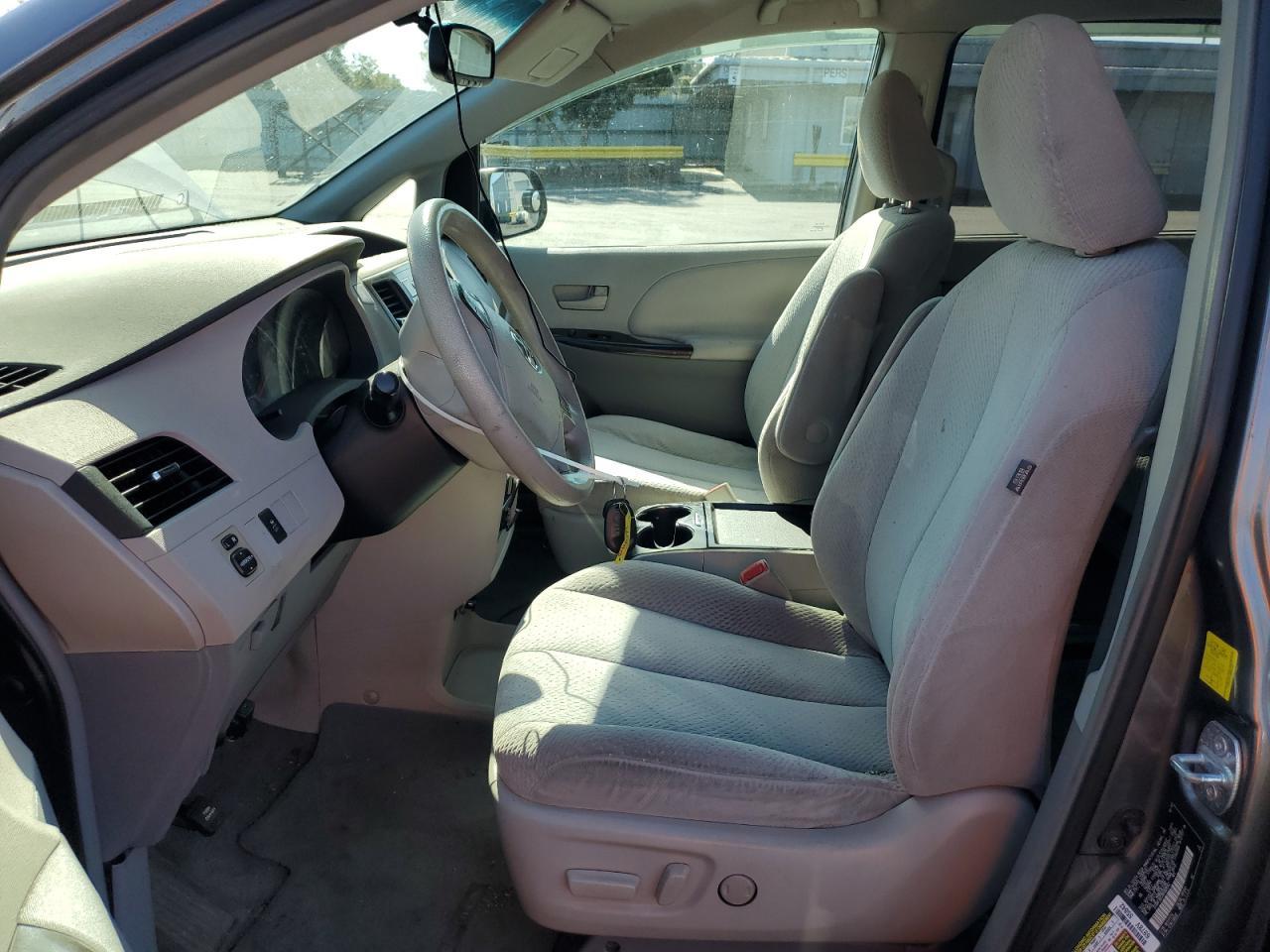 2011 TOYOTA SIENNA