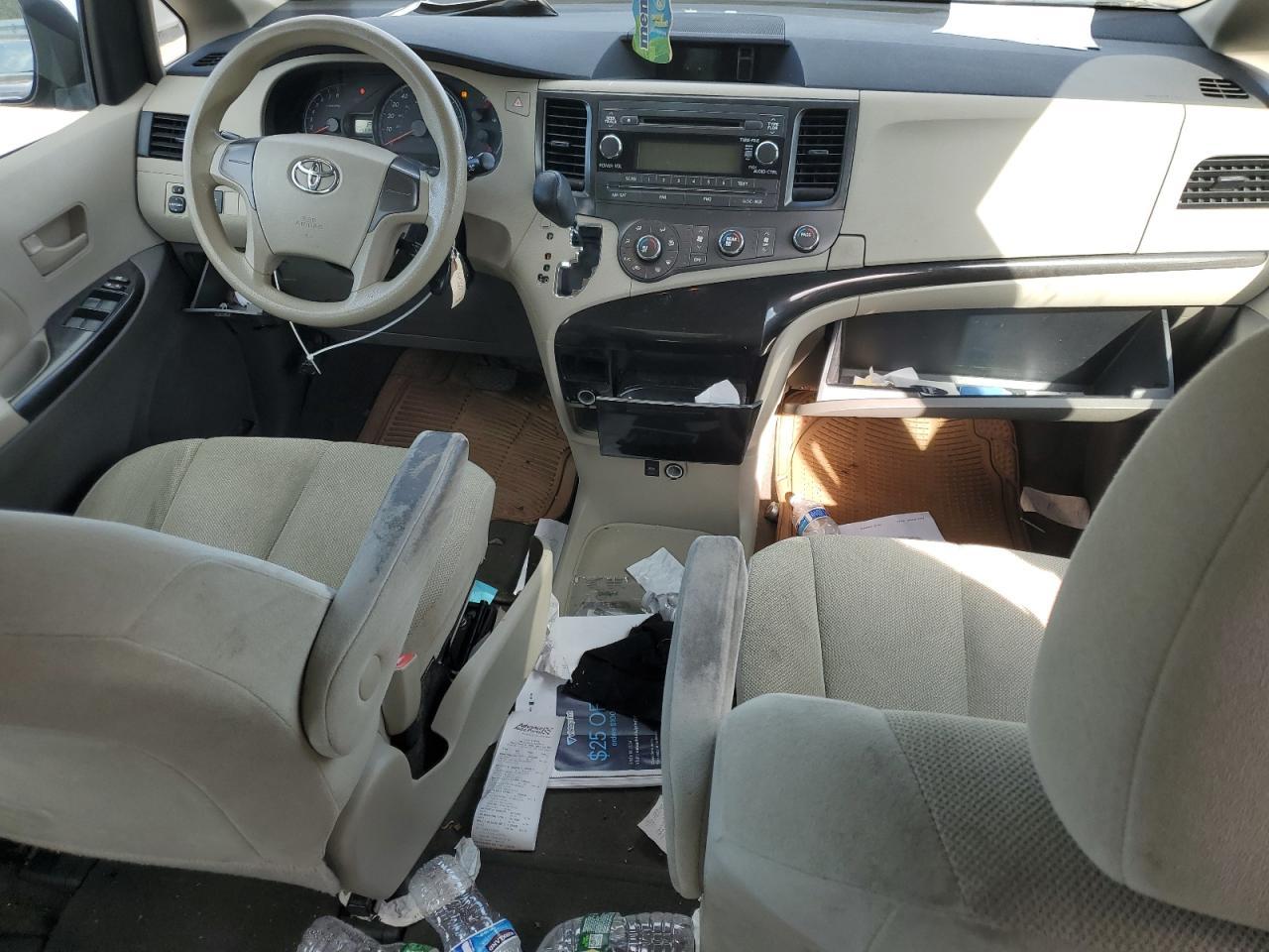 2011 TOYOTA SIENNA
