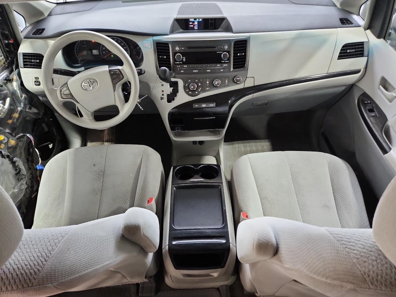 2011 TOYOTA SIENNA