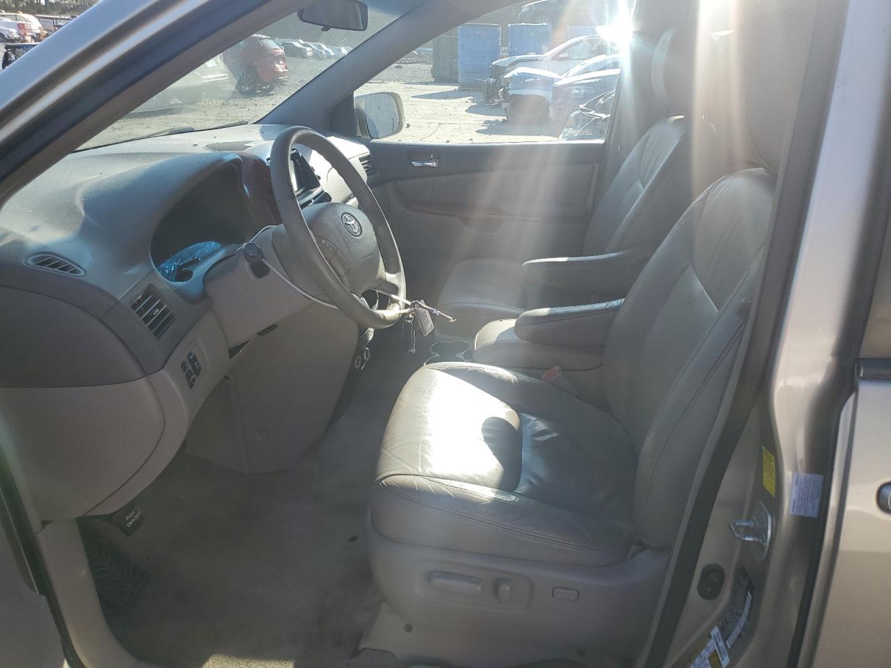 2010 TOYOTA SIENNA