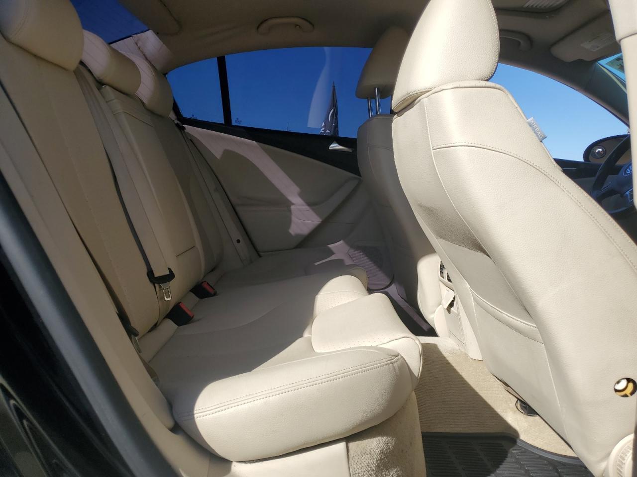 2010 VOLKSWAGEN Passat