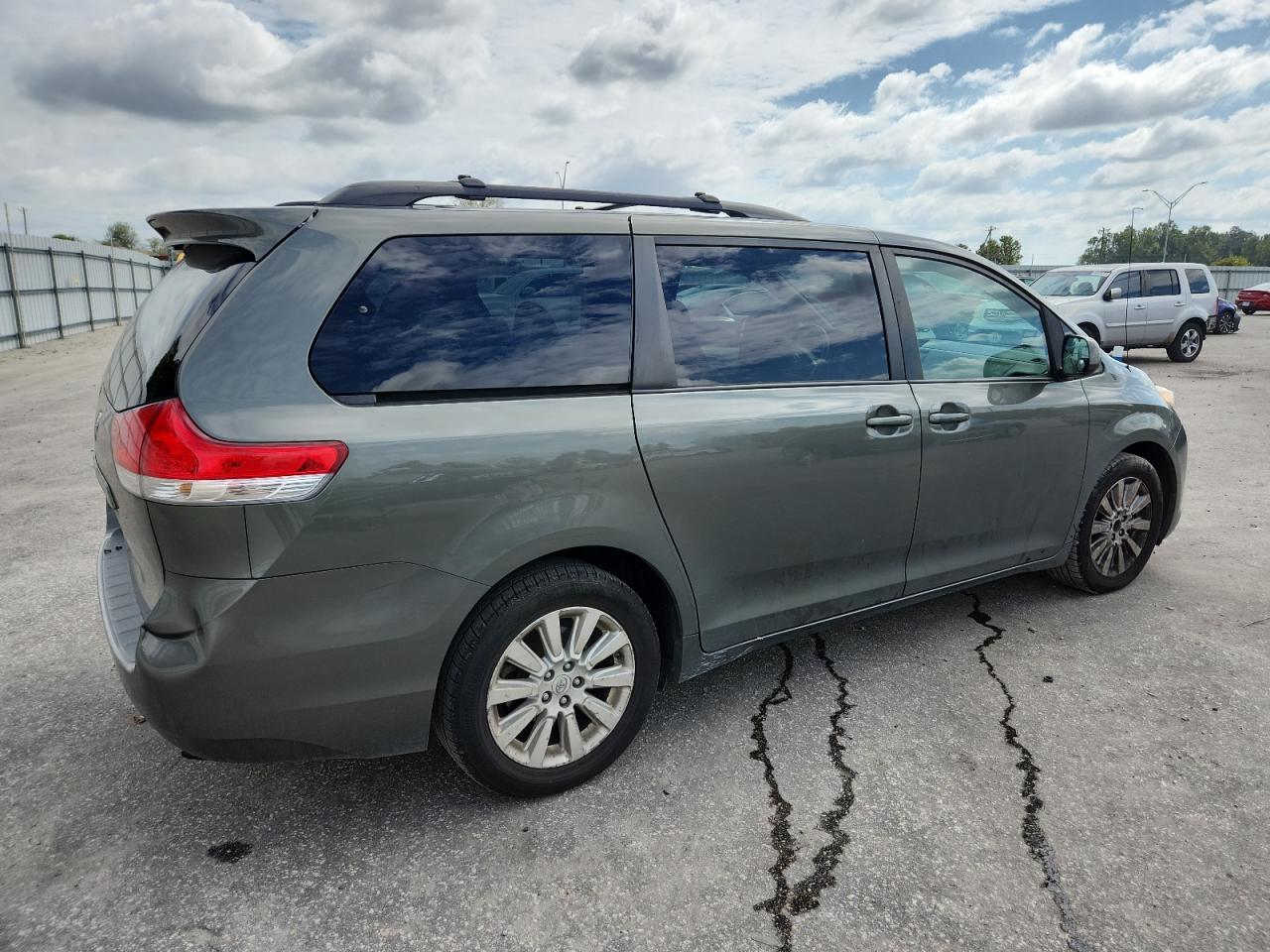 2011 TOYOTA SIENNA