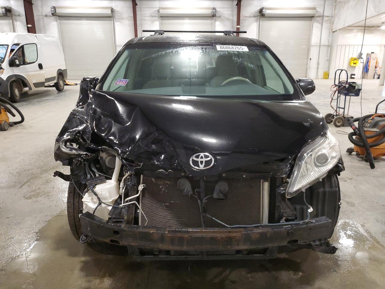 2012 TOYOTA SIENNA