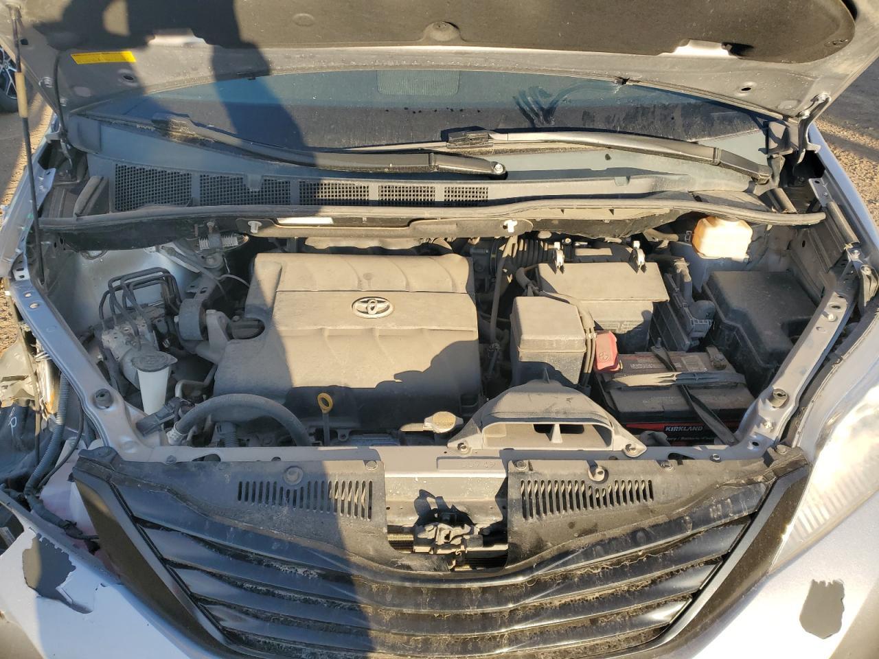 2011 TOYOTA SIENNA