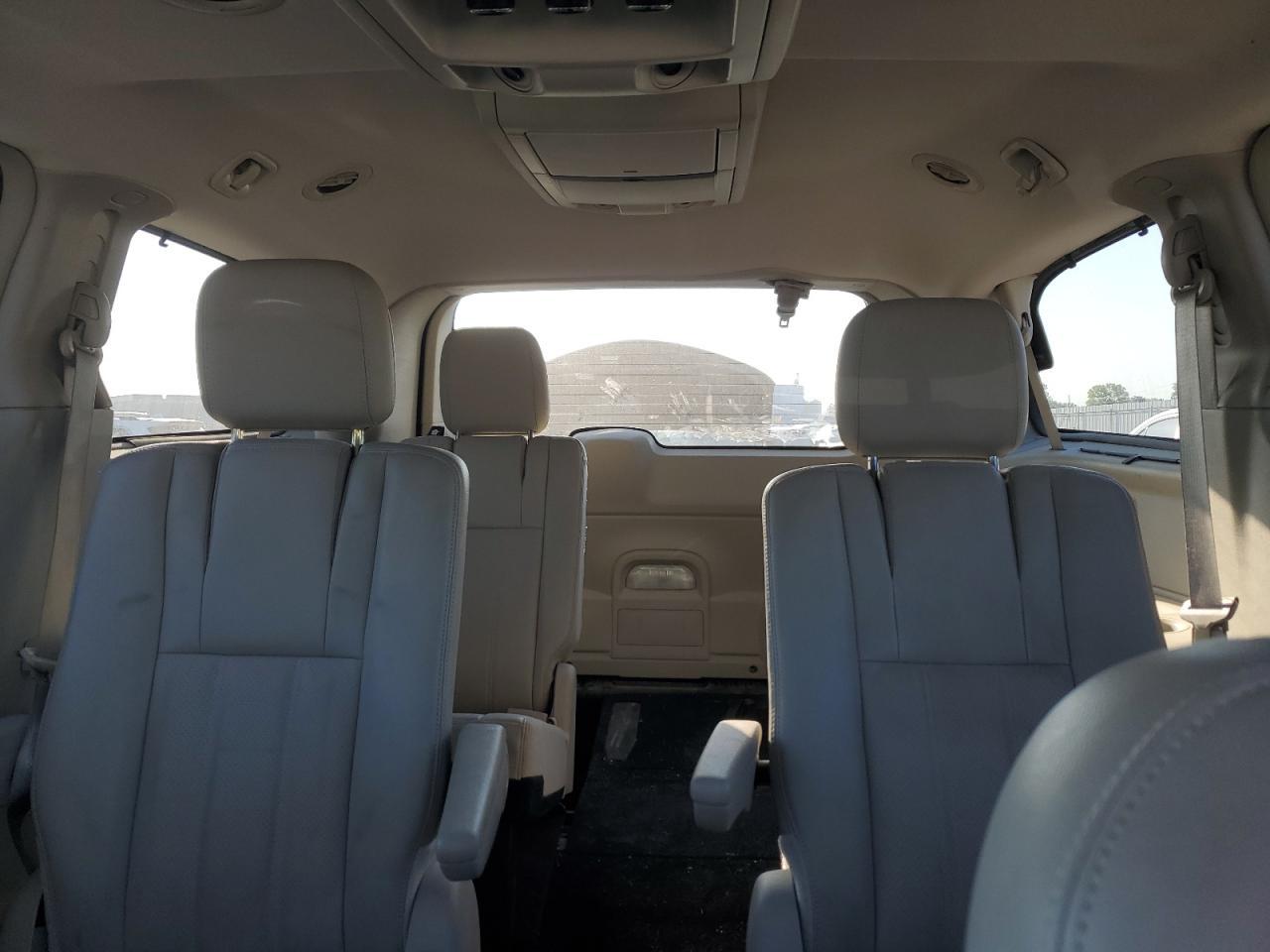 2012 CHRYSLER Town & Country