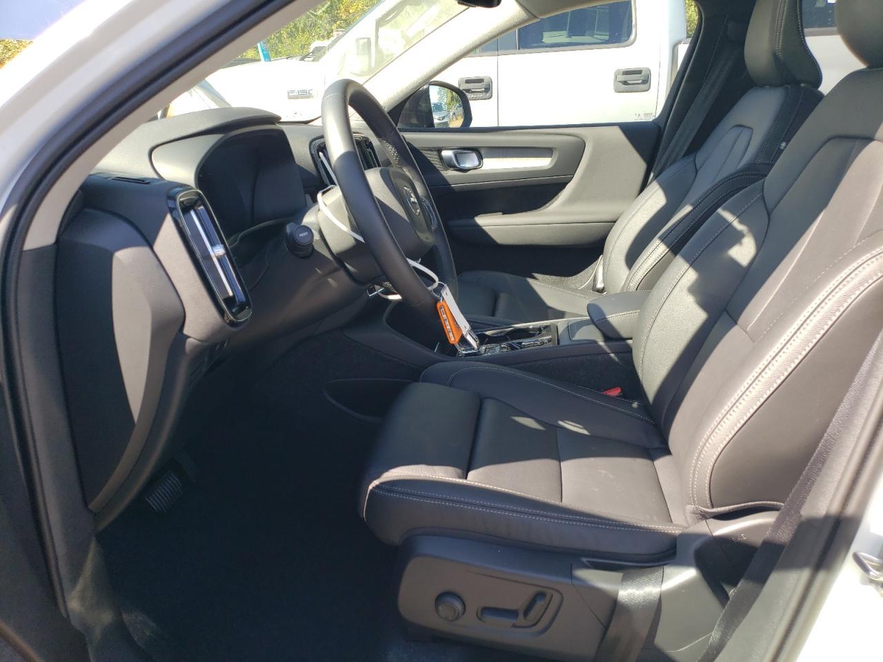2025 VOLVO XC40