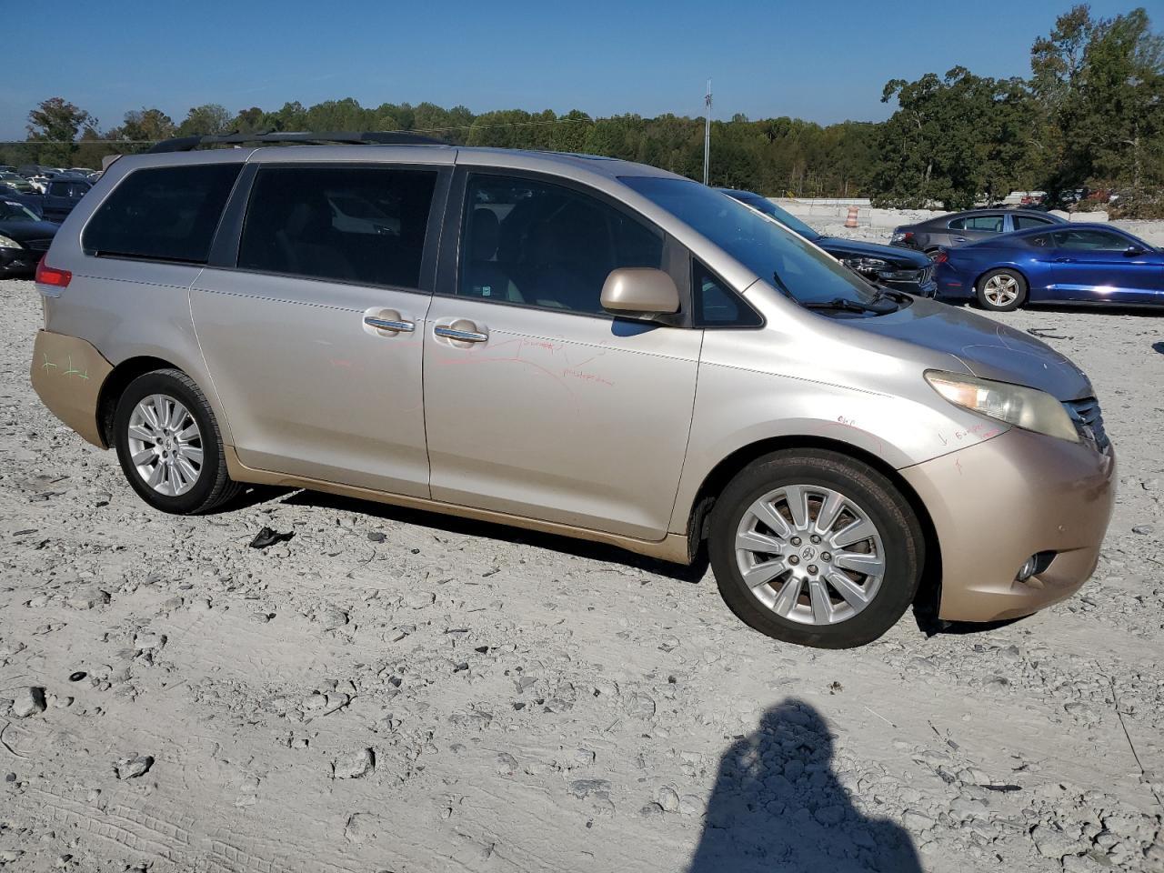 2012 TOYOTA SIENNA