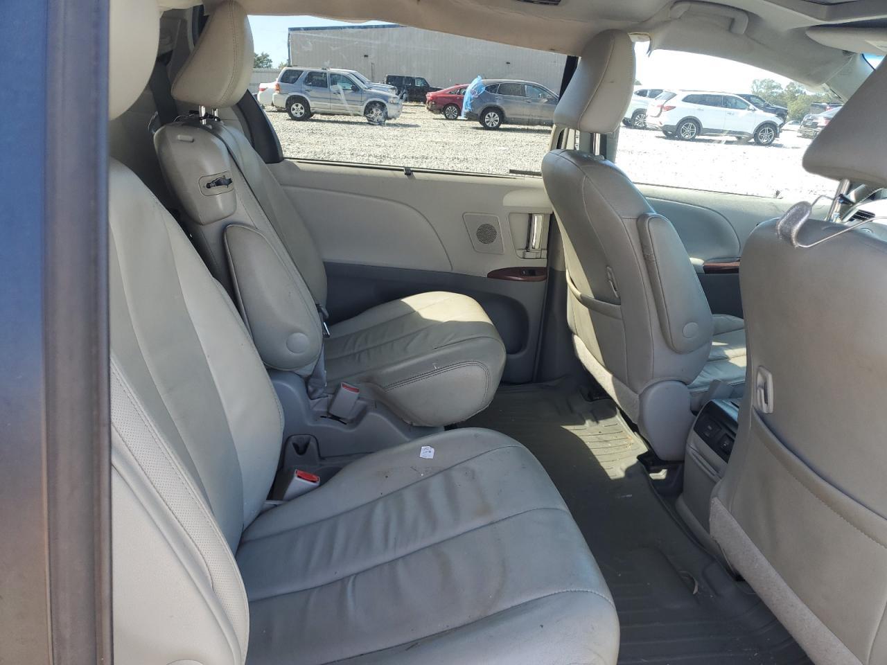 2014 TOYOTA SIENNA