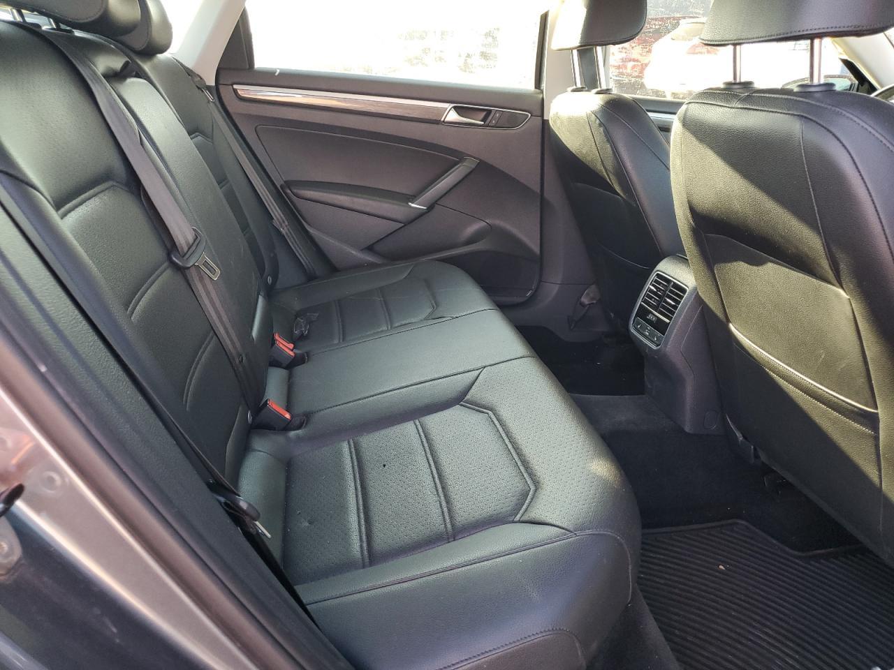 2017 VOLKSWAGEN Passat