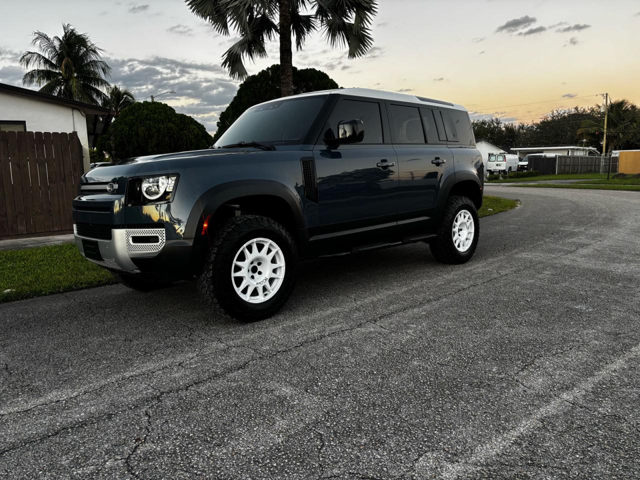 2023 LAND ROVER Defender