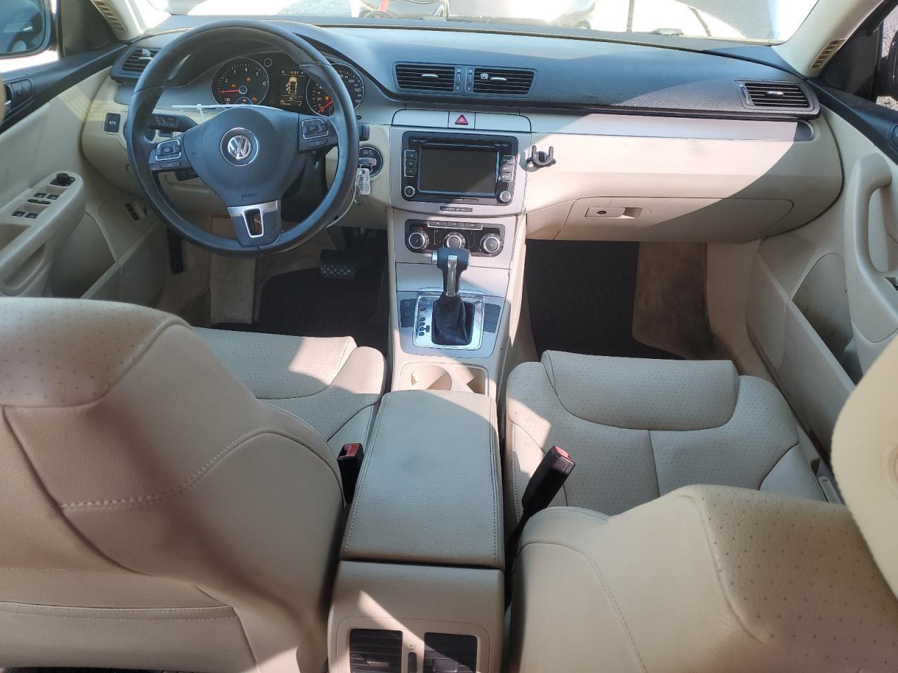 2010 VOLKSWAGEN Passat