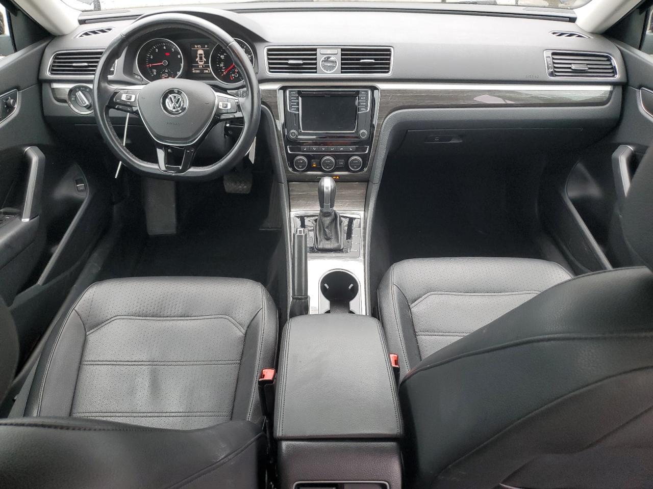 2016 VOLKSWAGEN Passat