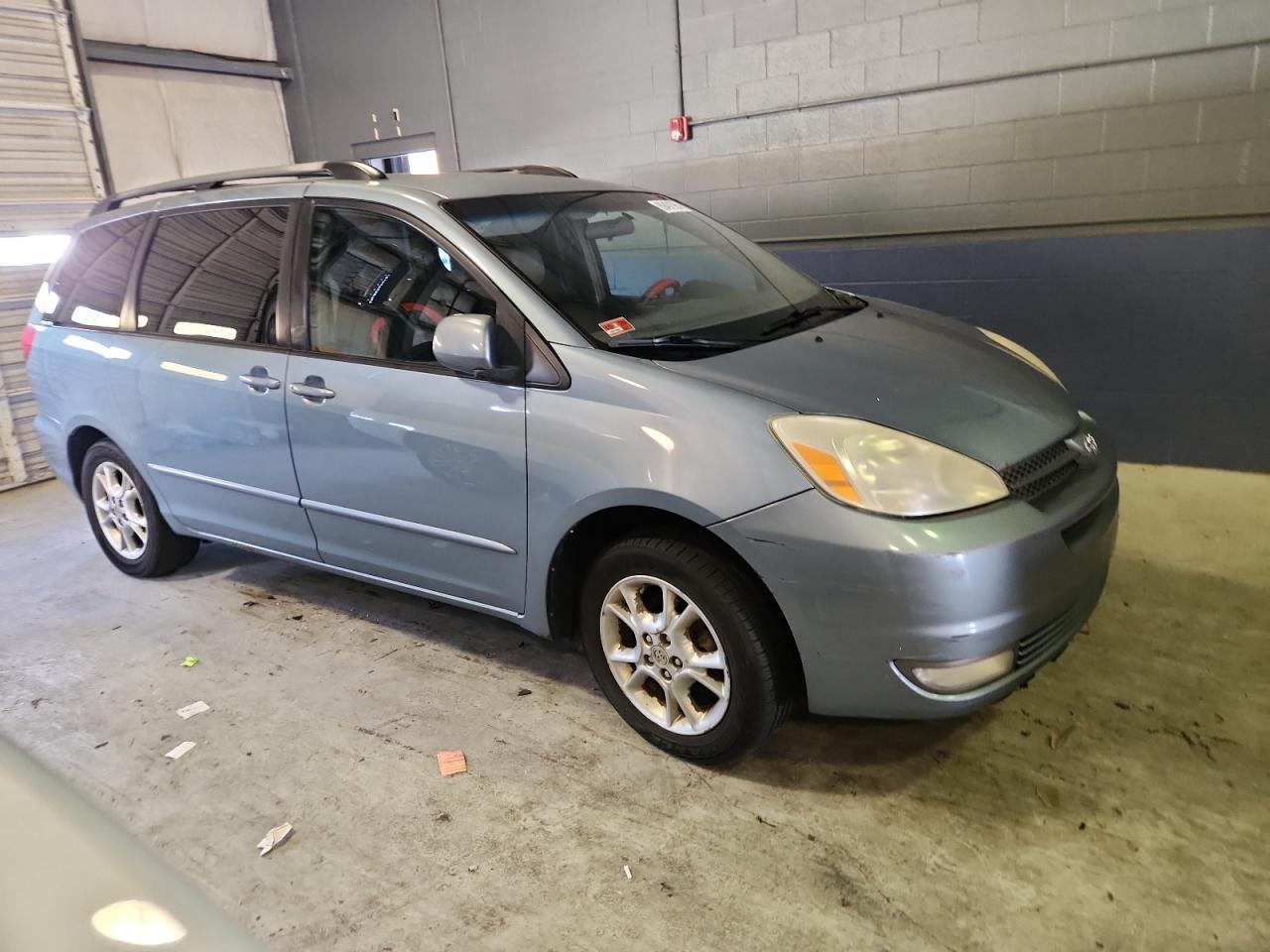 2004 TOYOTA SIENNA