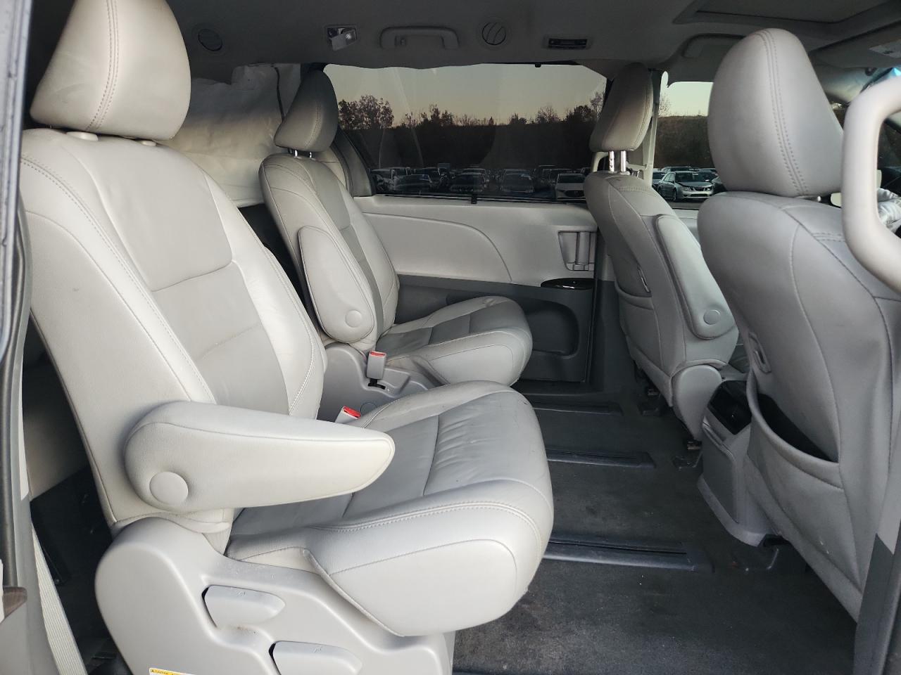 2016 TOYOTA SIENNA