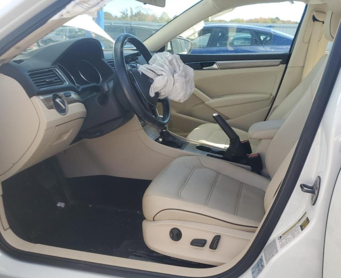 2016 VOLKSWAGEN Passat