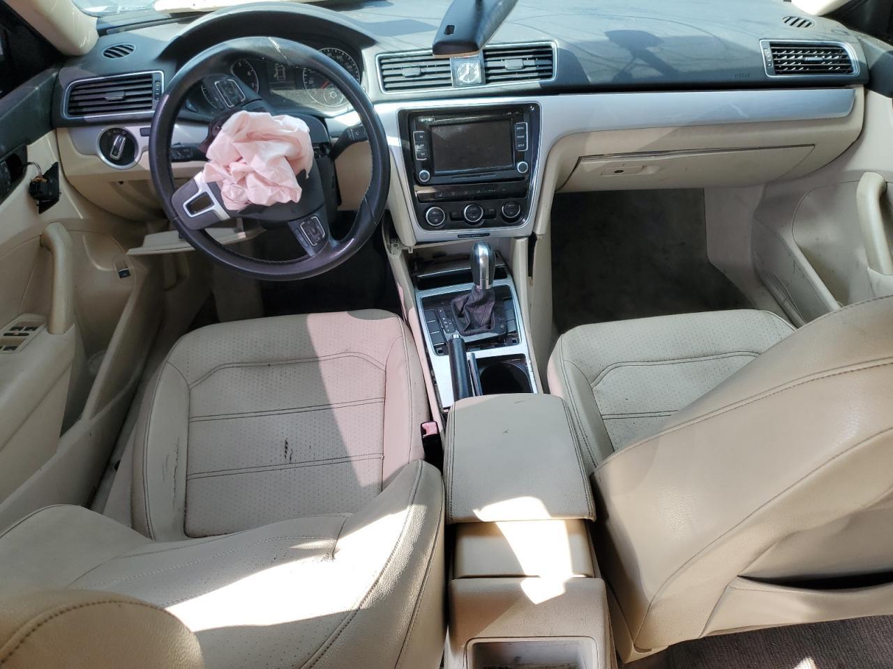2012 VOLKSWAGEN Passat