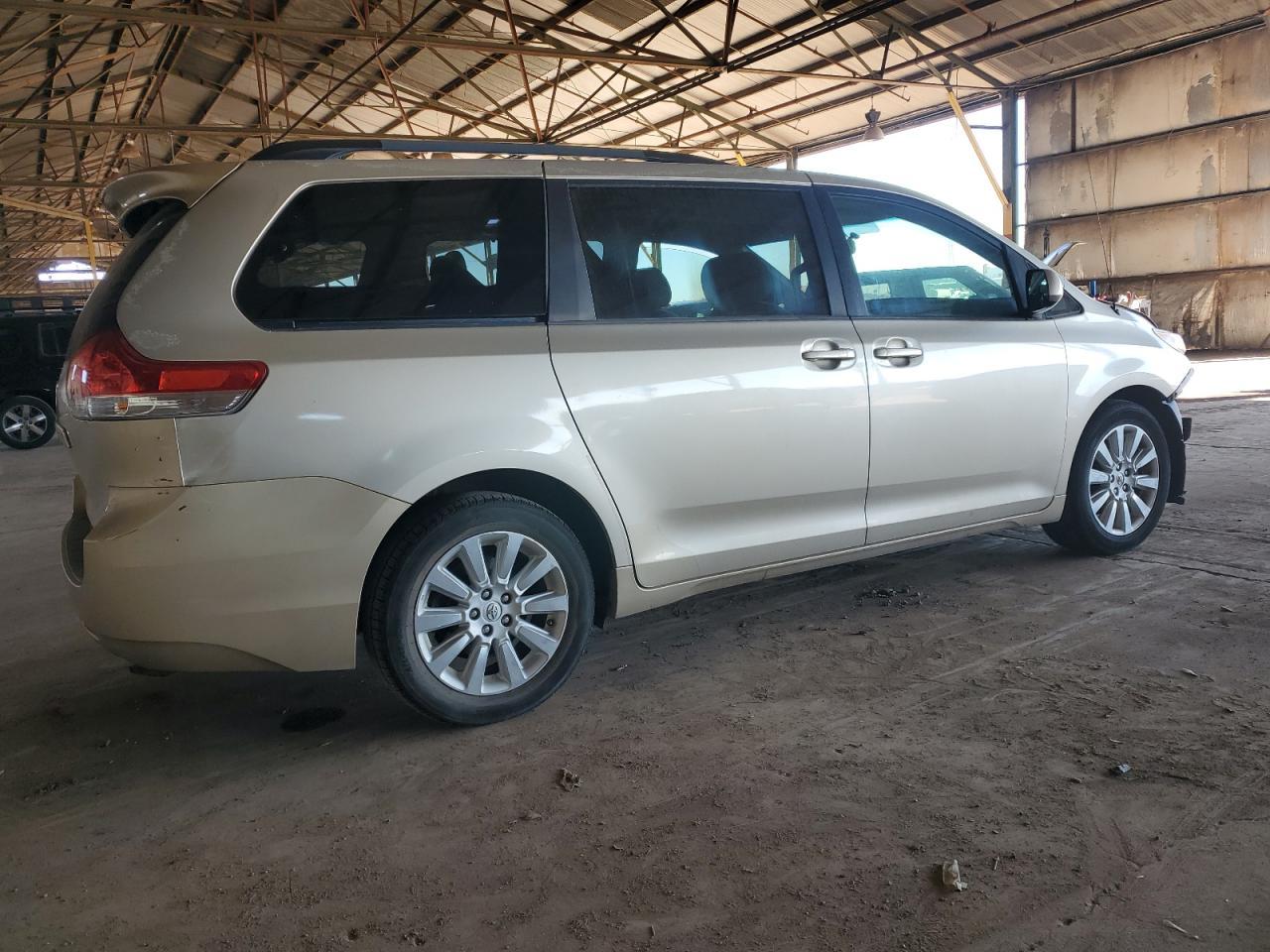2013 TOYOTA SIENNA