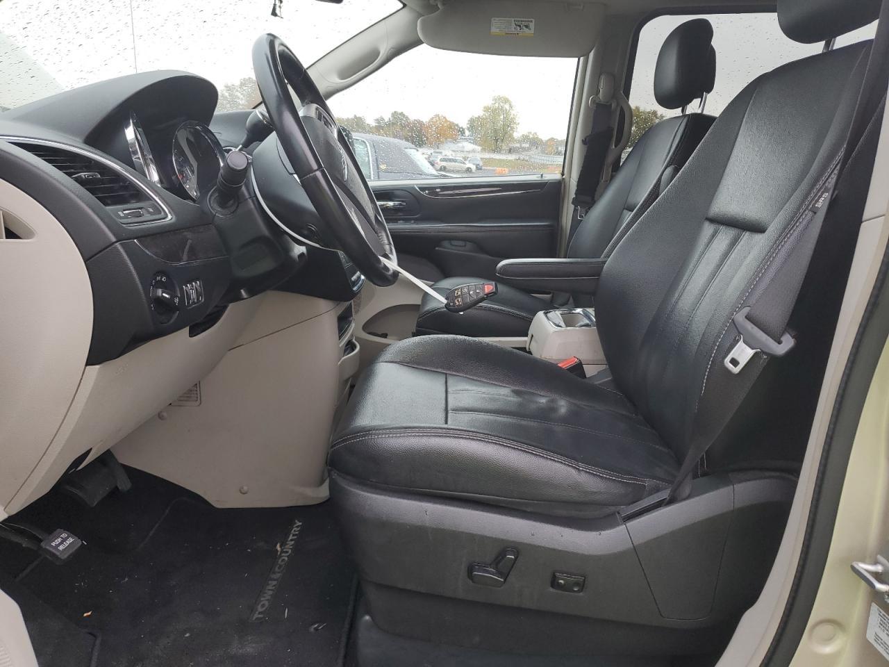 2016 CHRYSLER Town & Country