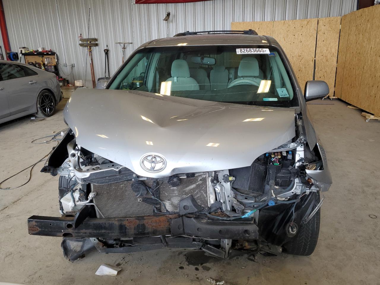 2011 TOYOTA SIENNA