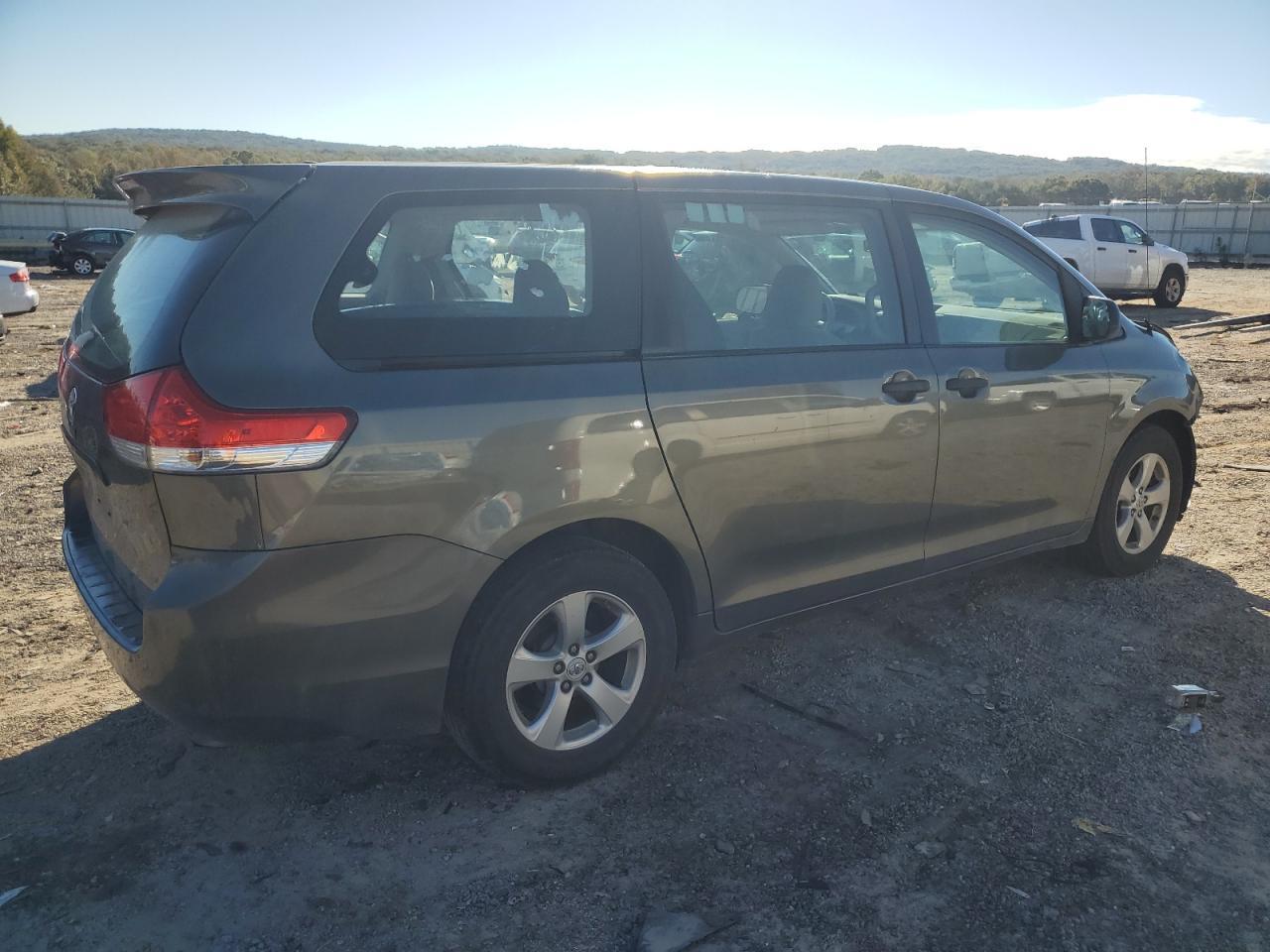 2011 TOYOTA SIENNA