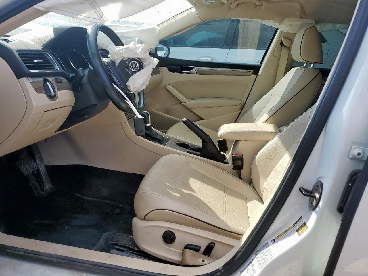 2017 VOLKSWAGEN Passat