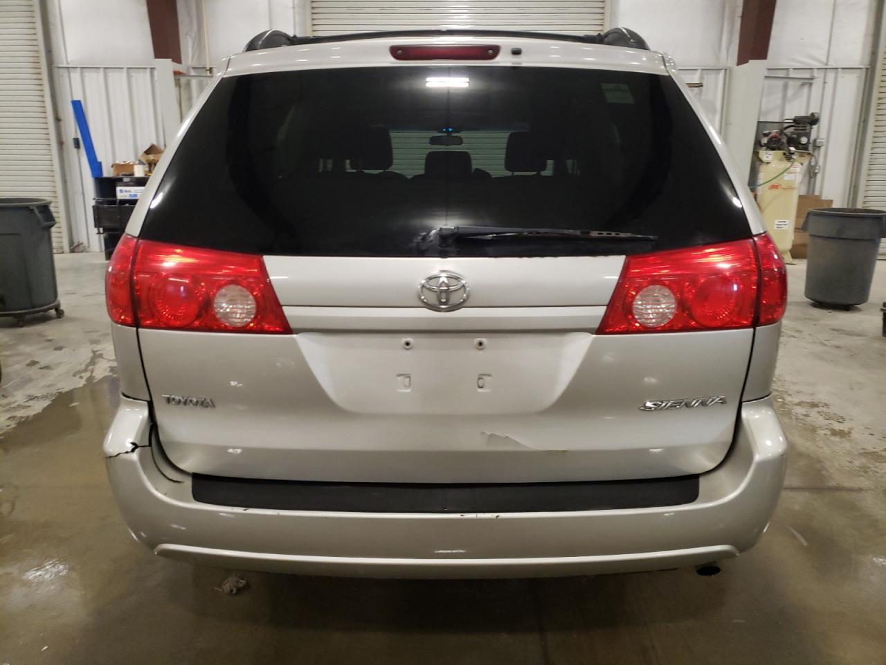2009 TOYOTA SIENNA
