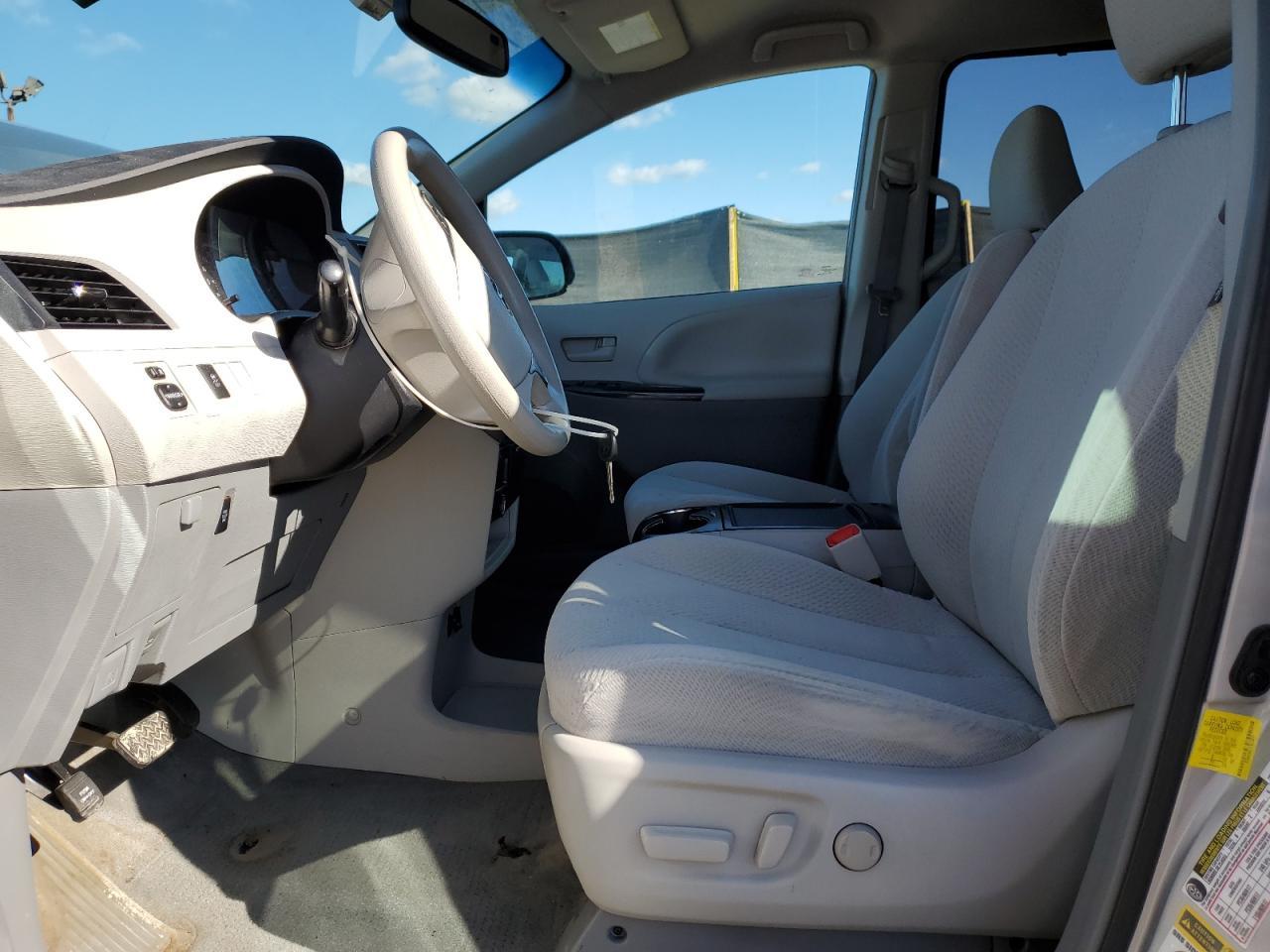 2012 TOYOTA SIENNA
