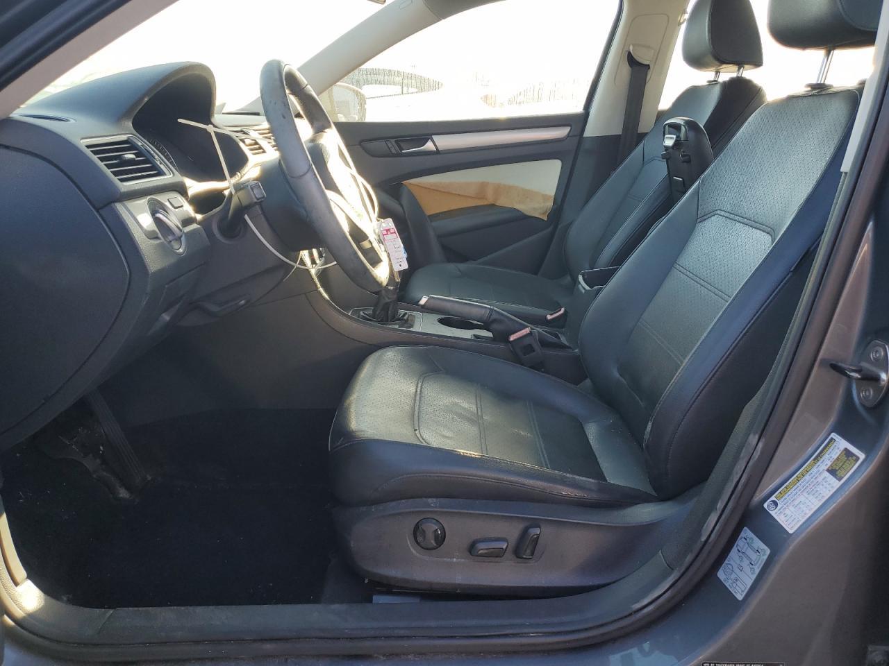 2014 VOLKSWAGEN Passat