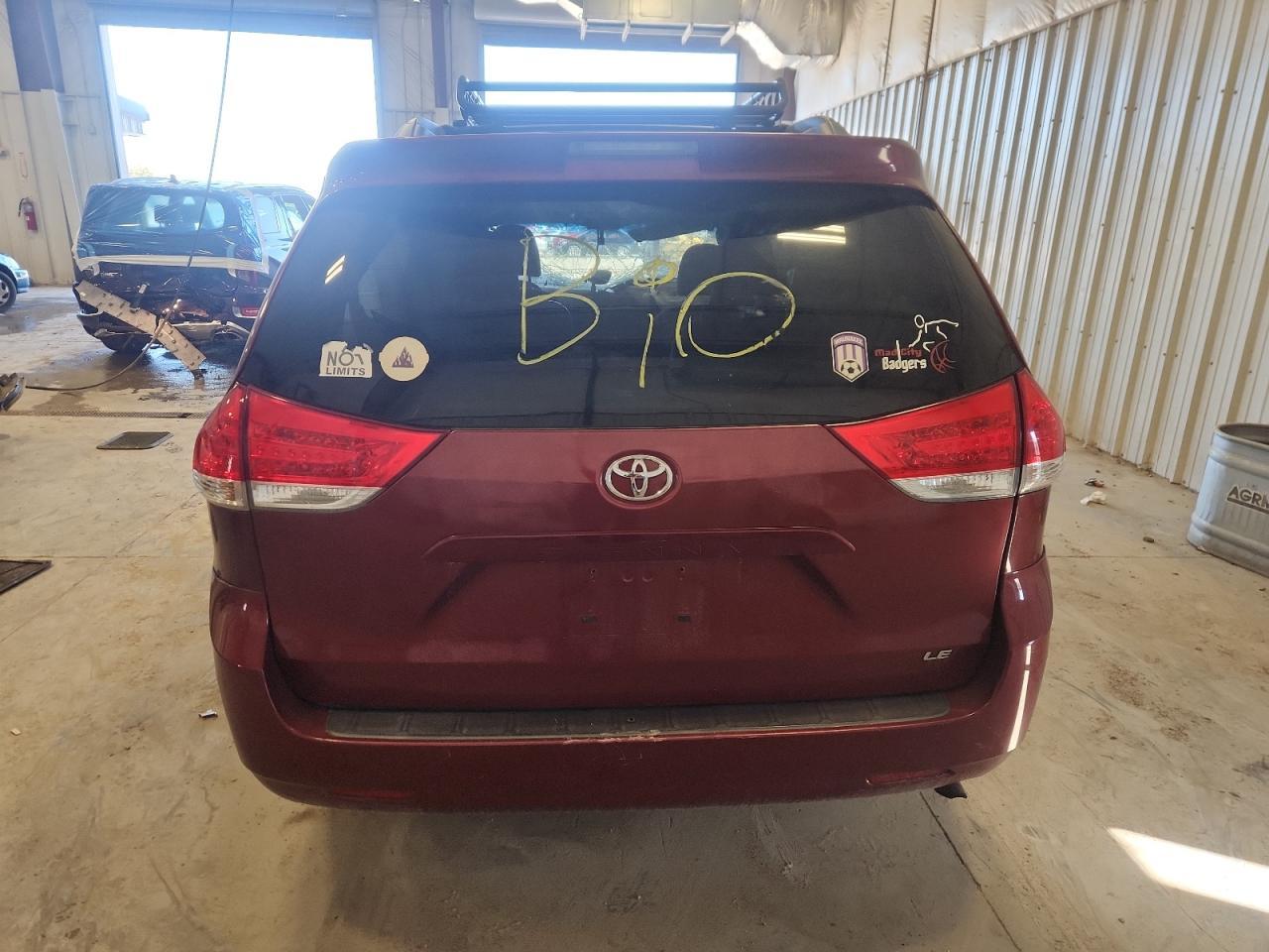 2012 TOYOTA SIENNA